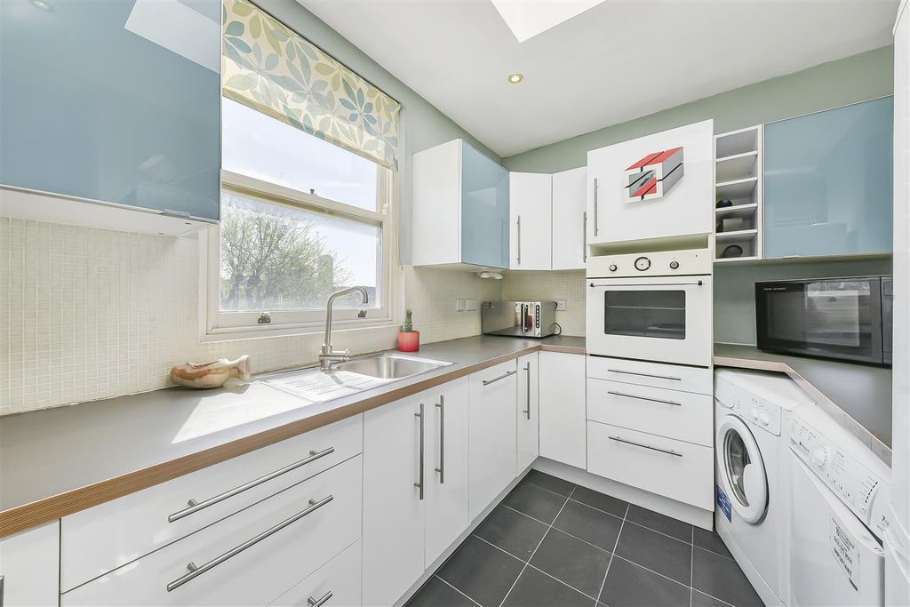 Property photo 2 of 9 Kitchen