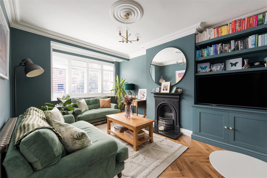 Property photo 2 of 38 Talbot Road, E7