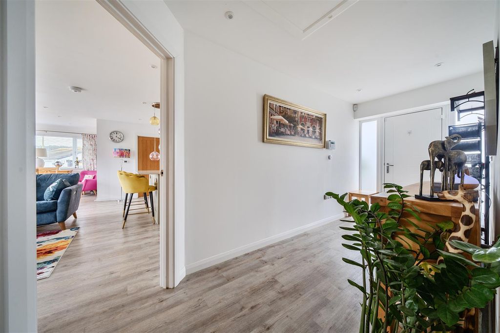 Property photo 3 of 25