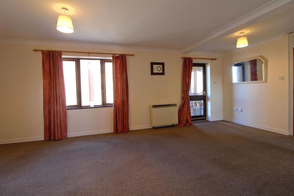 Property photo 2 of 22 Lounge/Dining Area
