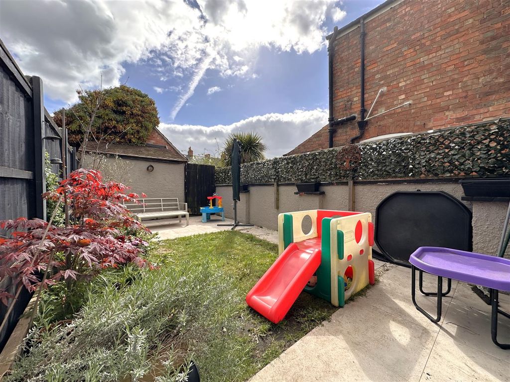 Property photo 3 of 14 Lovely Low-Maintenance Garden 681