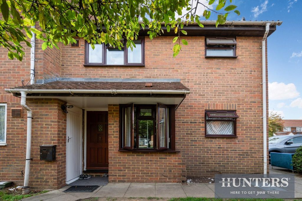 Property photo 1 of 8 Pickwick Close-7.Jpg