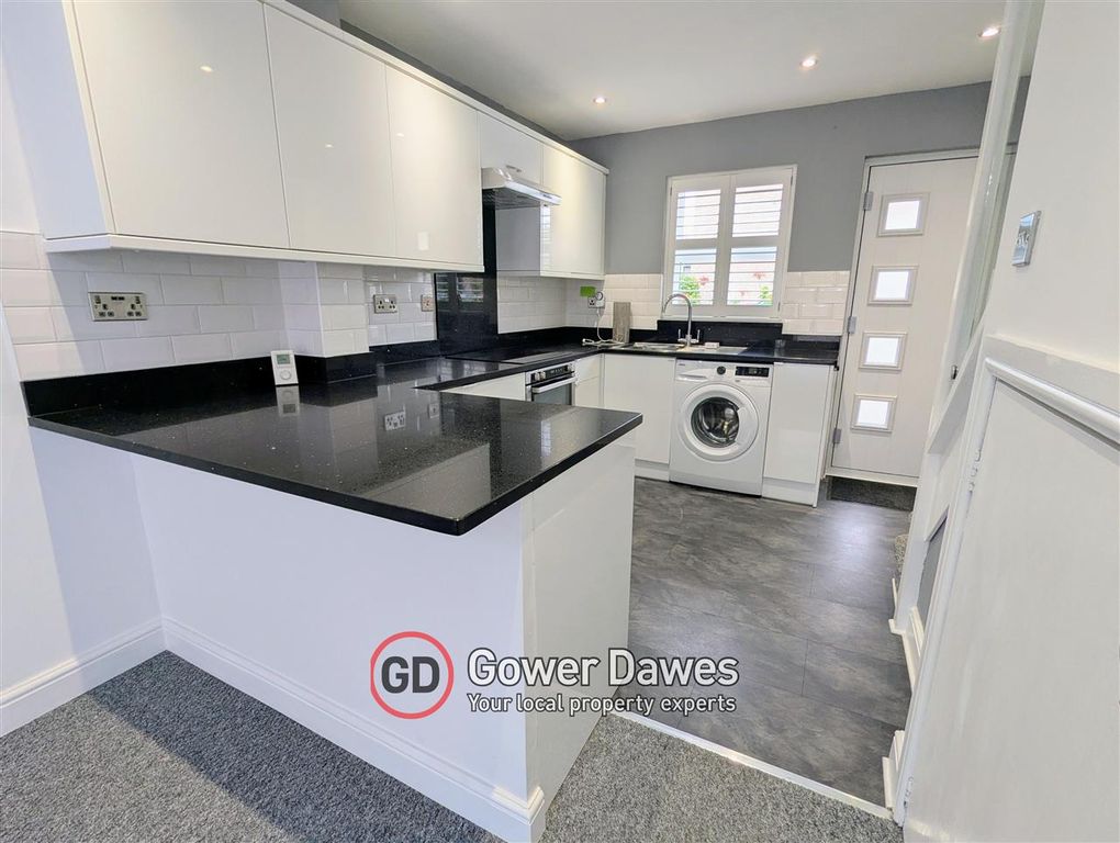 Property photo 3 of 14 Kitchen Lounge