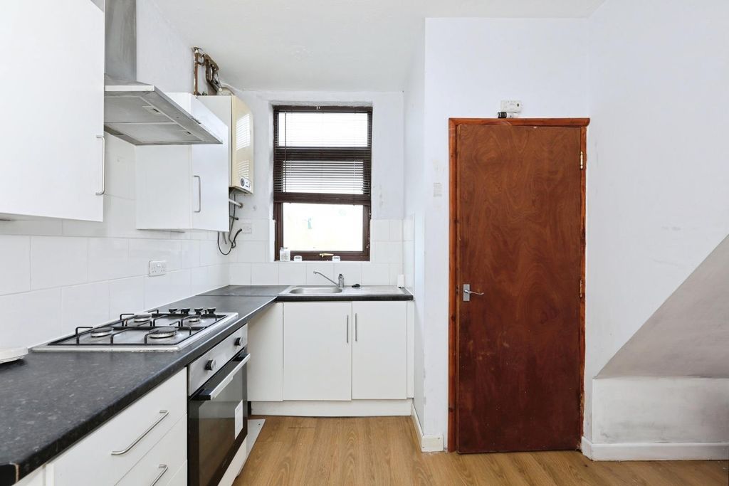 Property photo 2 of 18 Kitchen