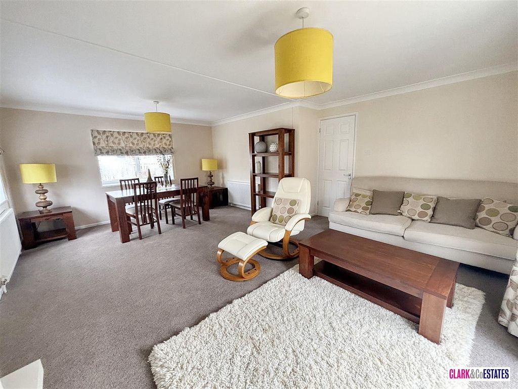 Property photo 3 of 11 Lounge