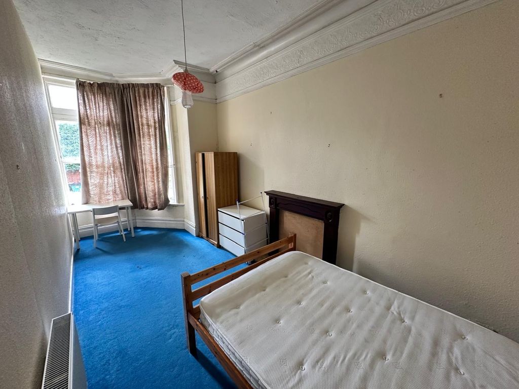 Property photo 3 of 10 Bright Single Bedroom With A Bay Window, Fitted Cu...