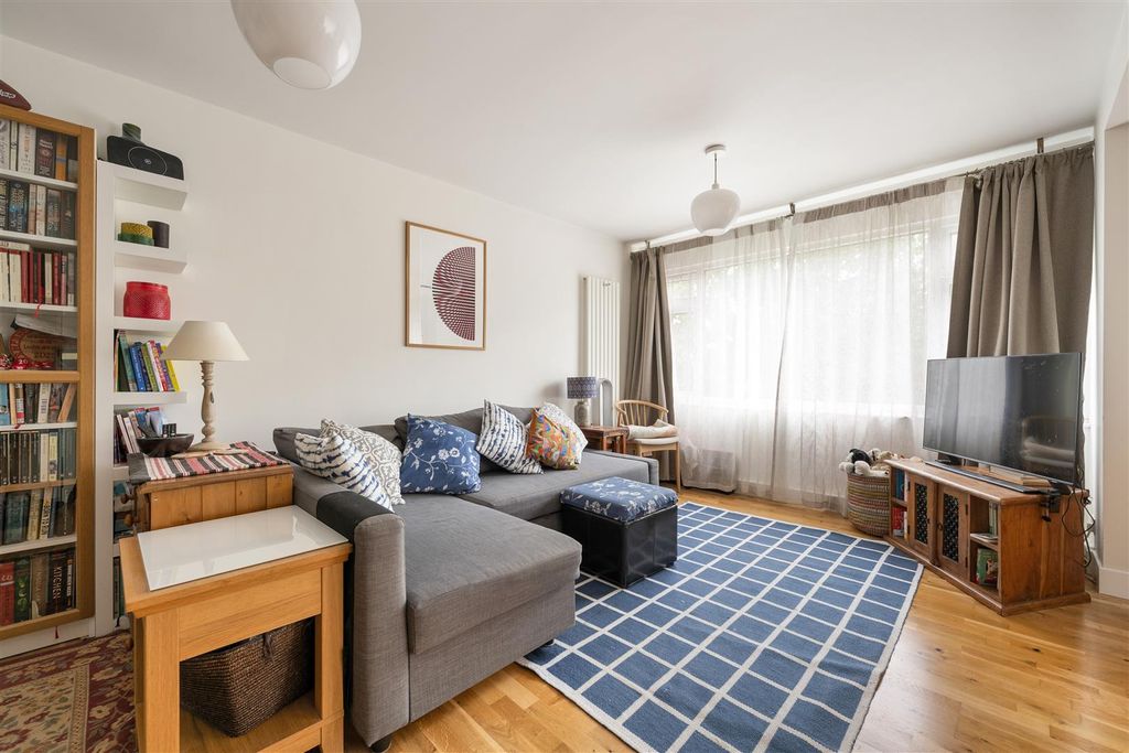 Property photo 1 of 27 Woodford Road, E18
