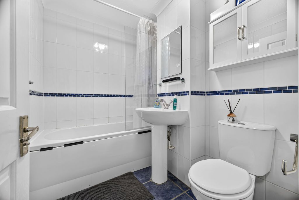 Property photo 3 of 11 Bathroom