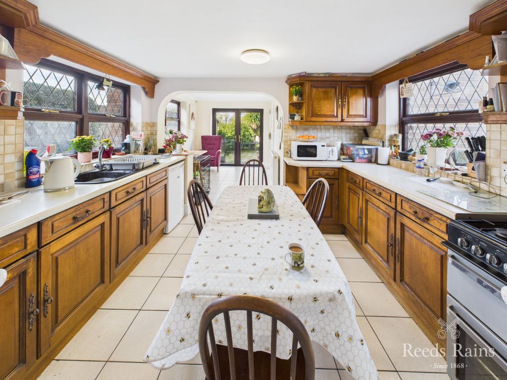 Property photo 2 of 34 Breakfast Kitchen