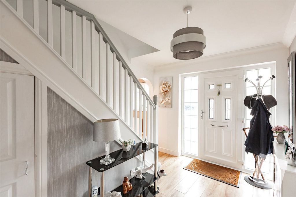 Property photo 3 of 33 Entrance Hall