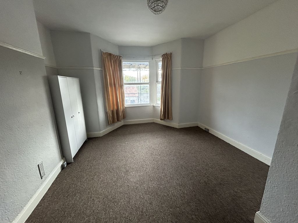 Property photo 2 of 6 Bedroom
