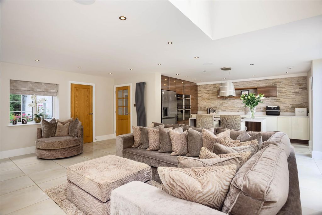 Property photo 2 of 33 00007.Jpg