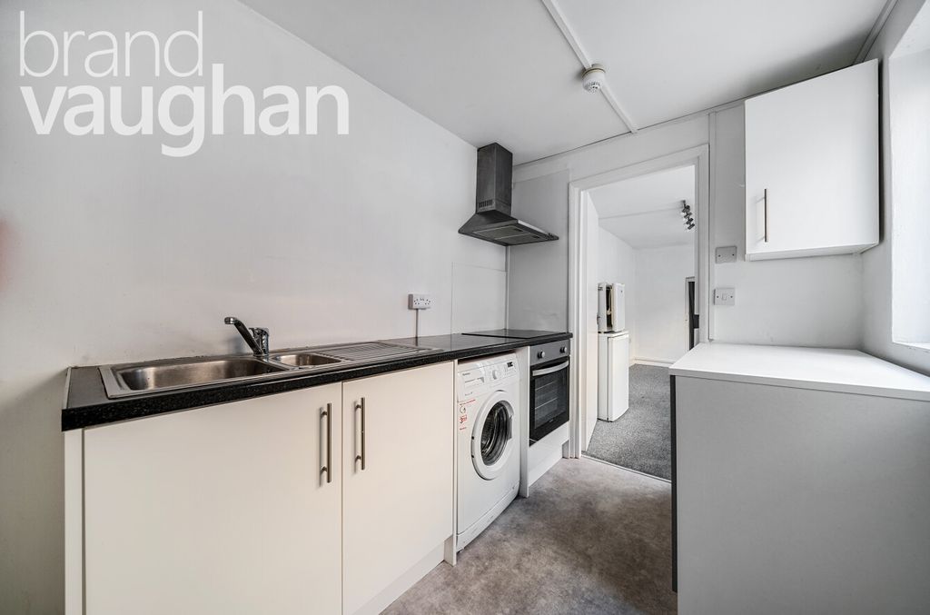 Property photo 3 of 10 Kitchen