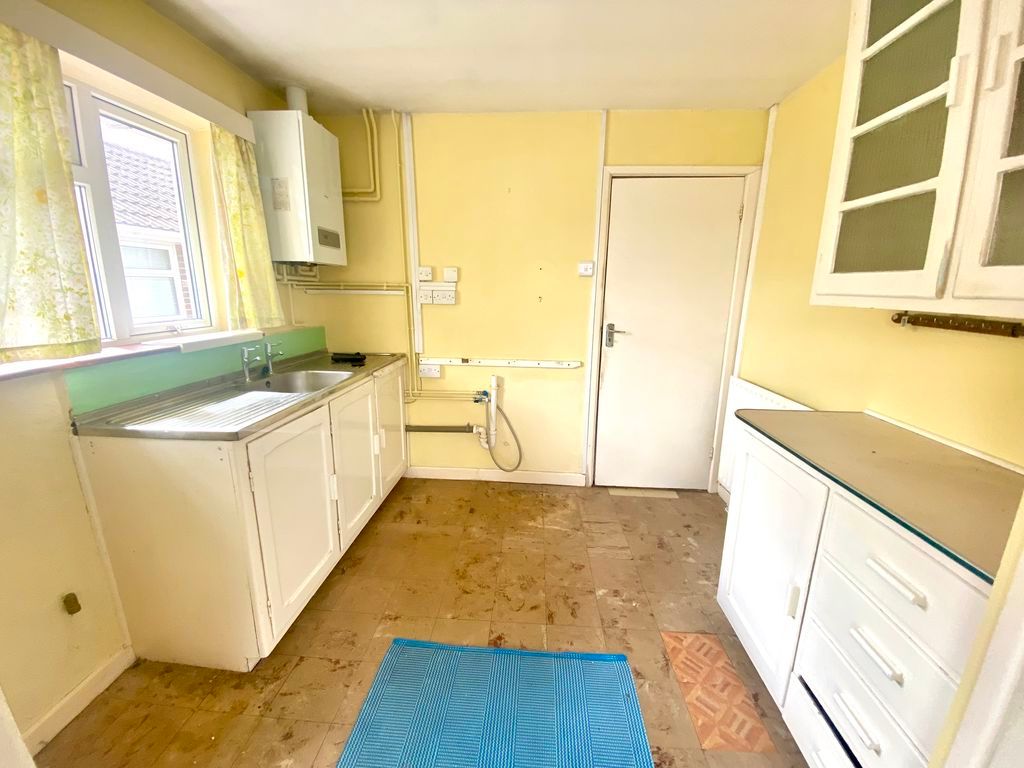 Property photo 3 of 13 Kitchen