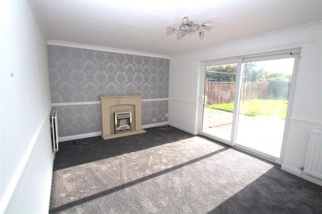 Property photo 2 of 13 Troom Close Lounge.Jpg