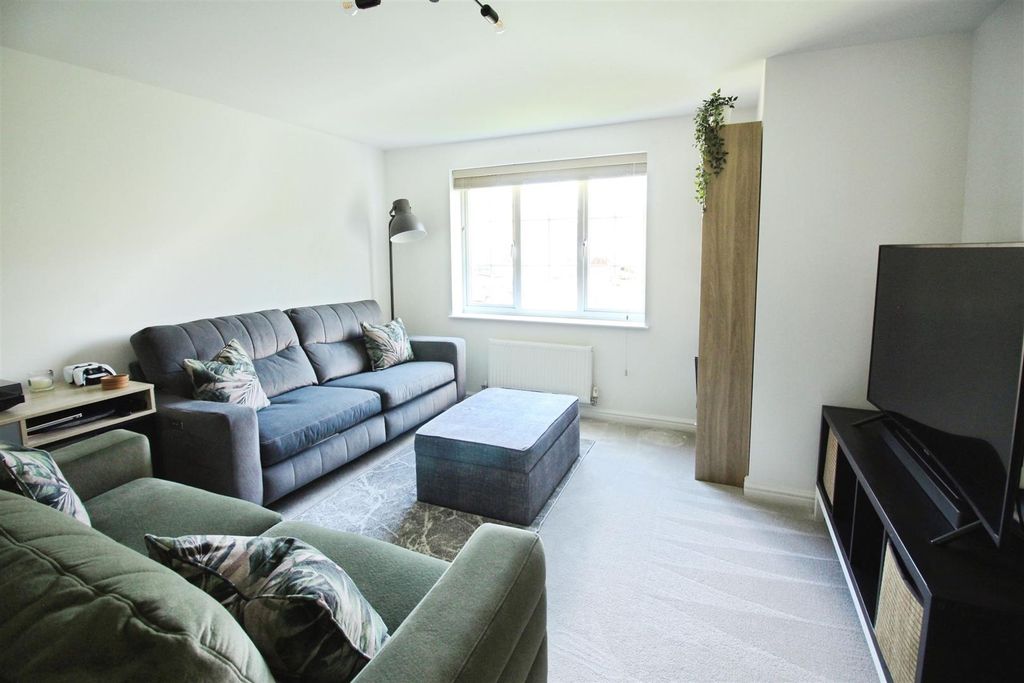 Property photo 3 of 15 Lounge