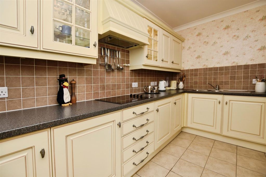 Property photo 3 of 27 d9B2B77F-Kitchen 20Bb.Jpg