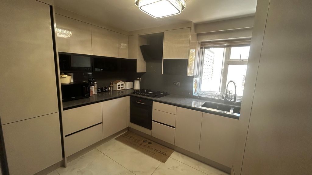 Property photo 3 of 12 1
