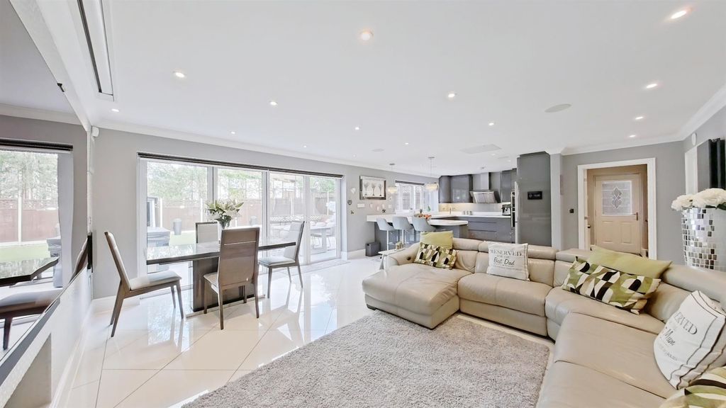 Property photo 2 of 34 Kitchen/Diner