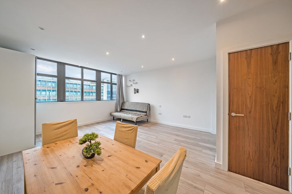 Property photo 2 of 14 1372191-12-6901Fc...