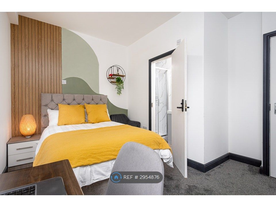 Property photo 2 of 16 Master En-Suite Room 3
