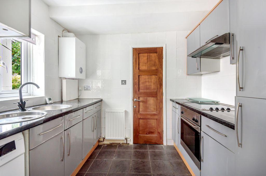 Property photo 2 of 9 Kitchen