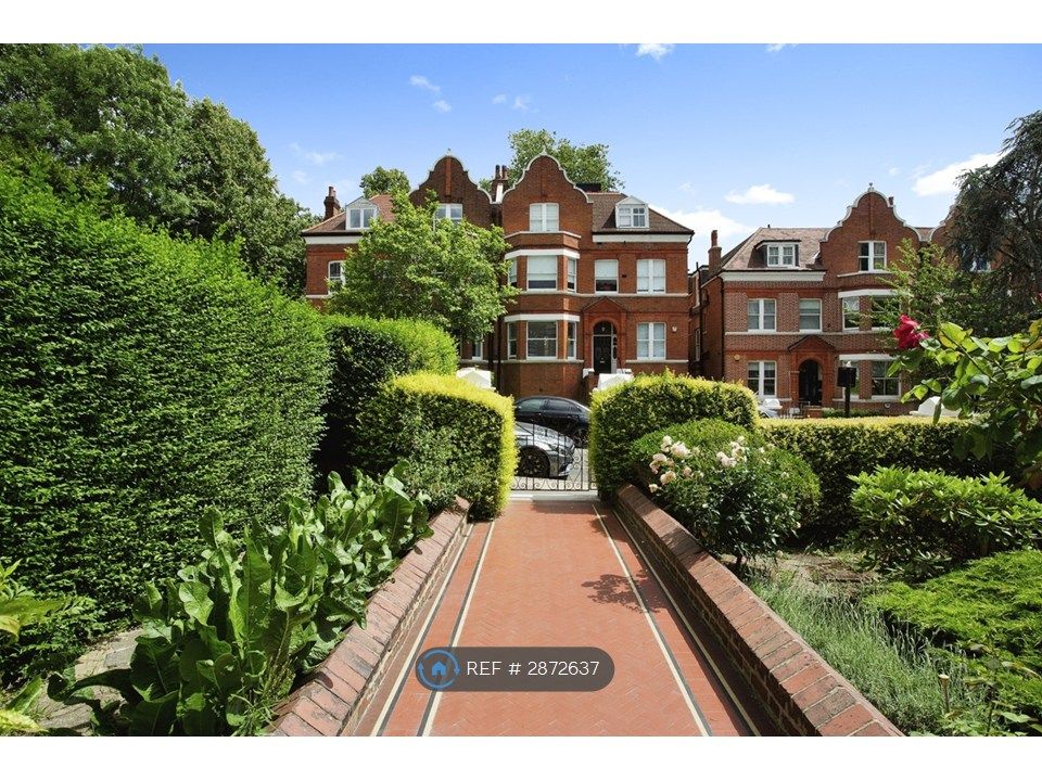 Property photo 2 of 22 Private & Gated Communal Garden With A Playground