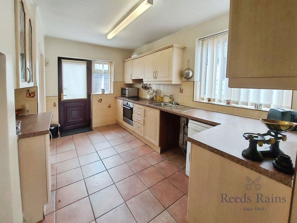 Property photo 2 of 18 Kitchen