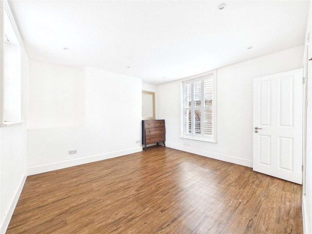 Property photo 3 of 8 Picture No. 05