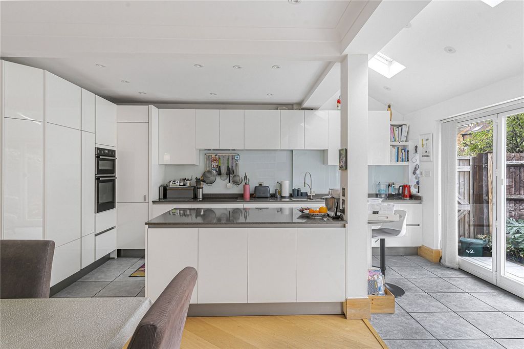 Property photo 2 of 25 Kitchen