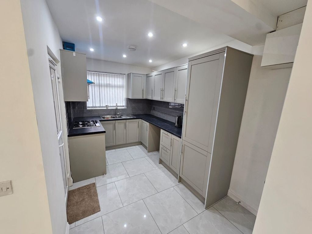 Property photo 2 of 18 Kitchen