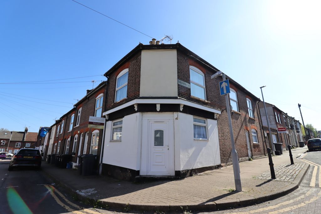 Property photo 1 of 9 Well-Located One-Bedroom Flat Available Now In Luton Lu1