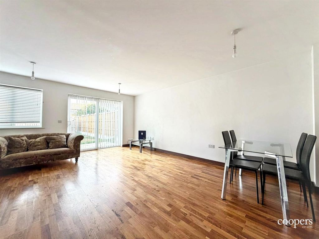 Property photo 3 of 11 Lounge.Jpg