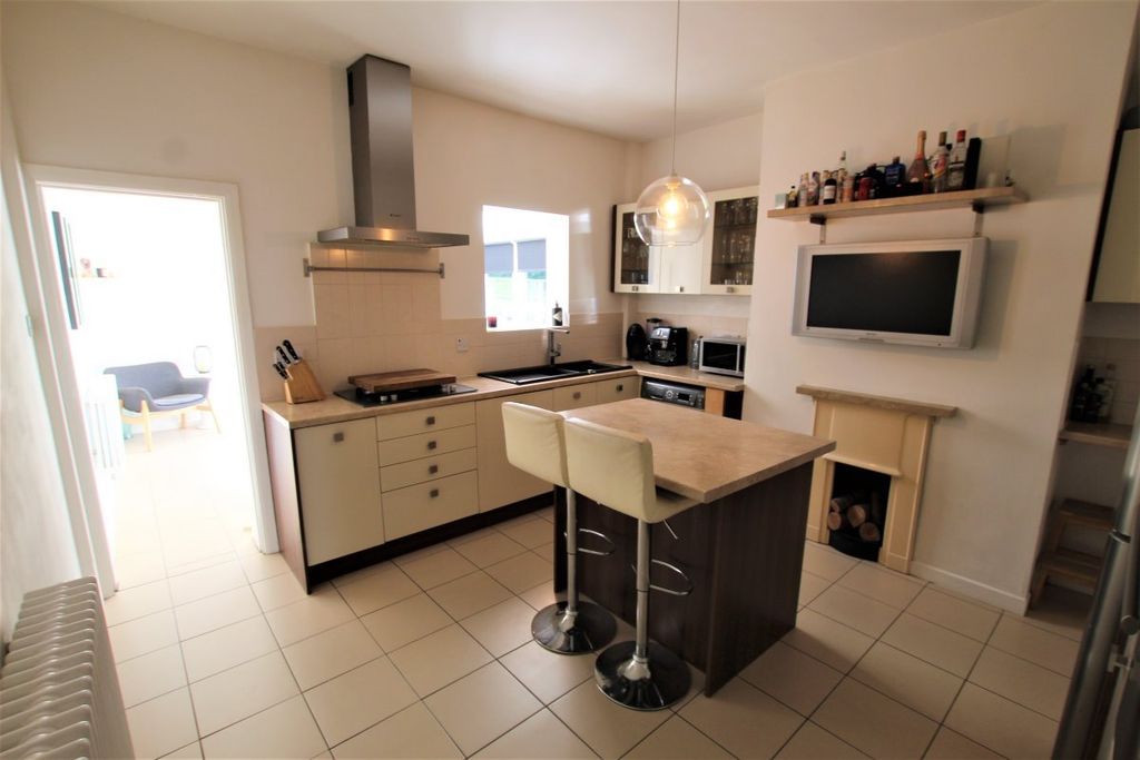 Property photo 3 of 16 Kitchen