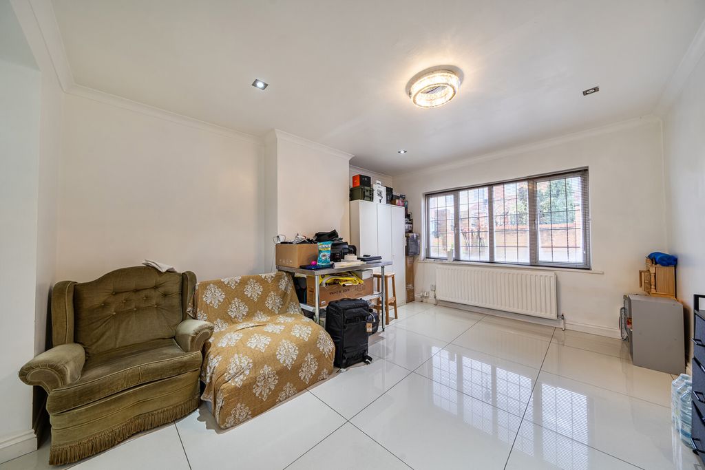 Property photo 3 of 19 1387573-18-6942Ae...