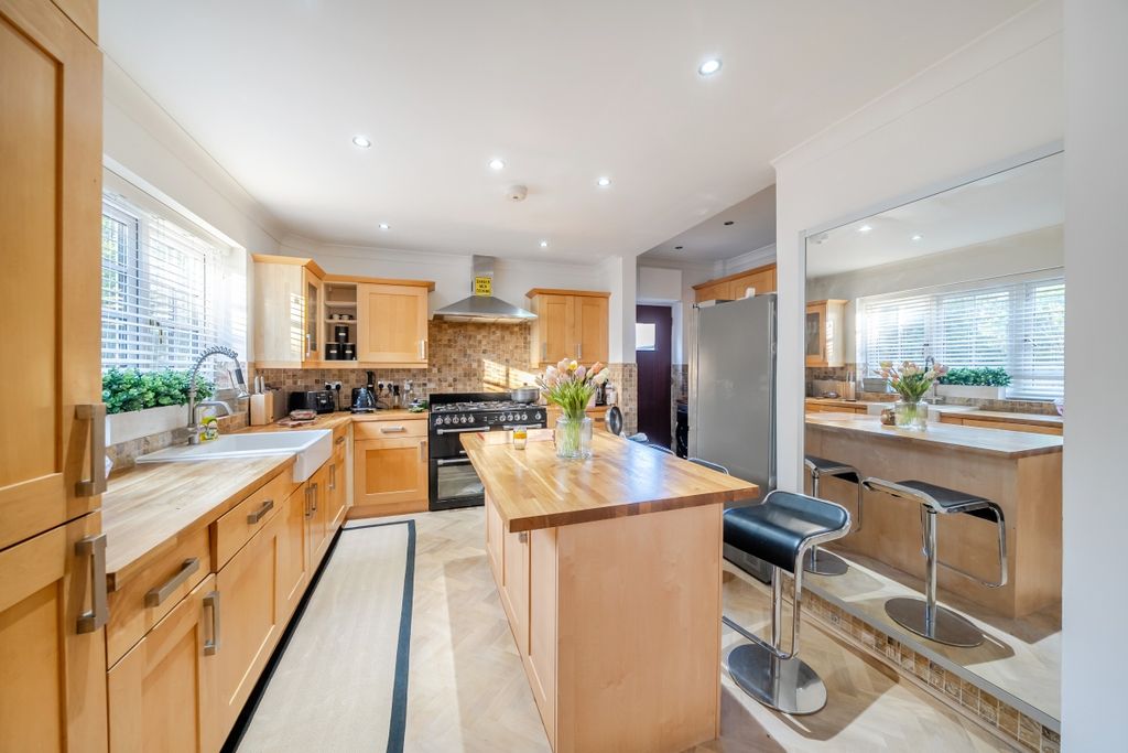 Property photo 2 of 18 1384298-11-6926De...