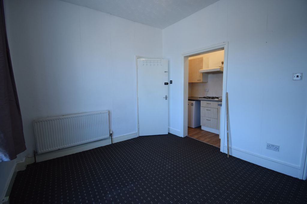 Property photo 1 of 7 Studio Flat With Seperate Kitchen Close To Station