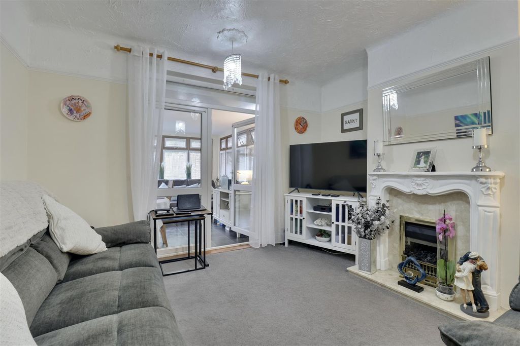 Property photo 3 of 22 Lounge