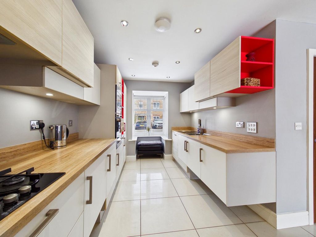 Property photo 3 of 18 Kitchen