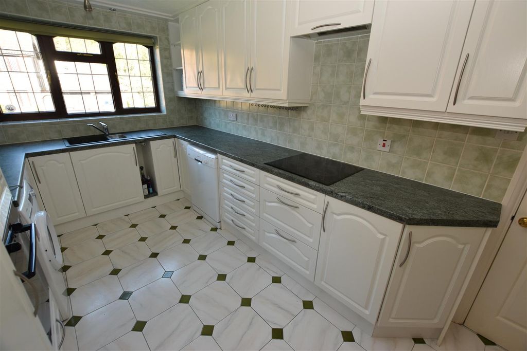 Property photo 3 of 19 Kitchen