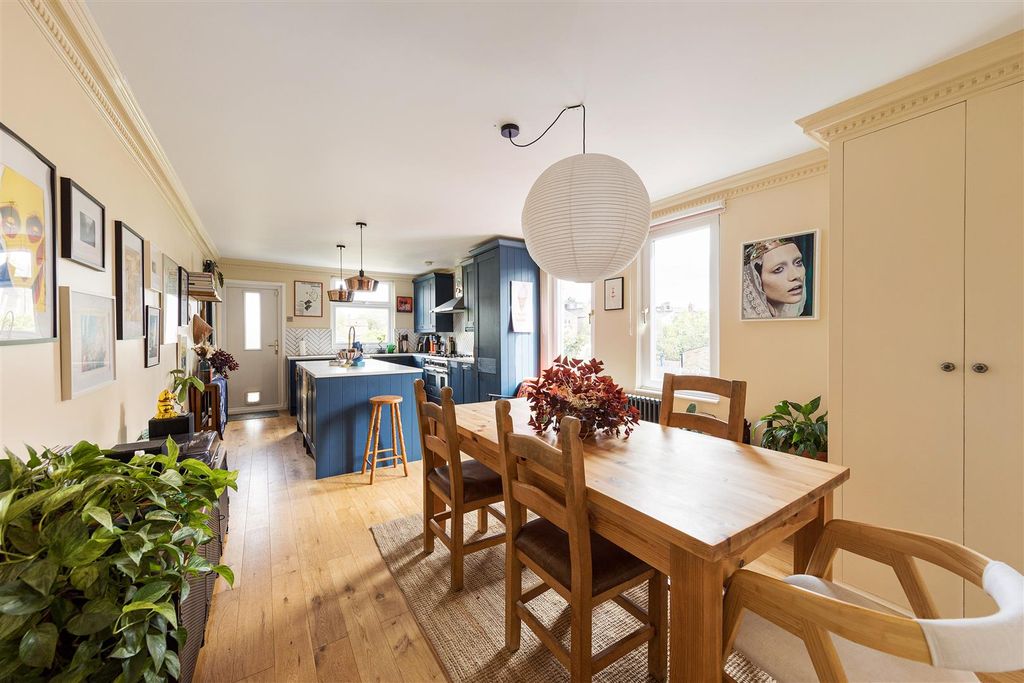 Property photo 3 of 27 Howard Road, E17