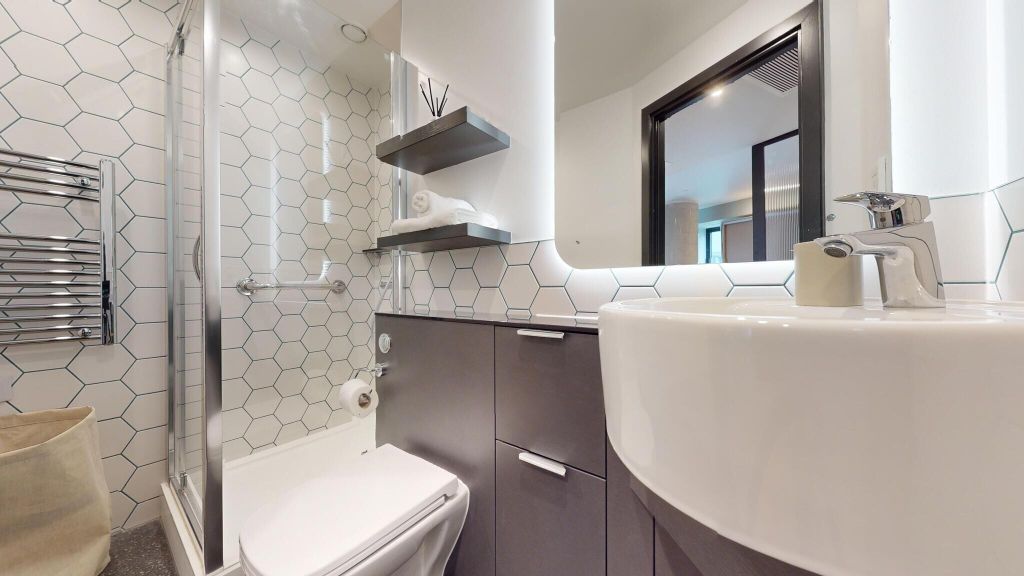 Property photo 3 of 21 Bathroom