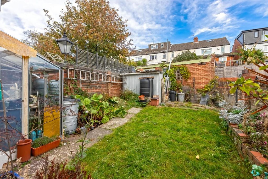 Property photo 2 of 16 North Rd_7.Jpg