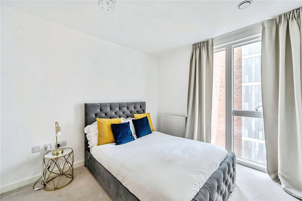 Property photo 2 of 17 Bedroom