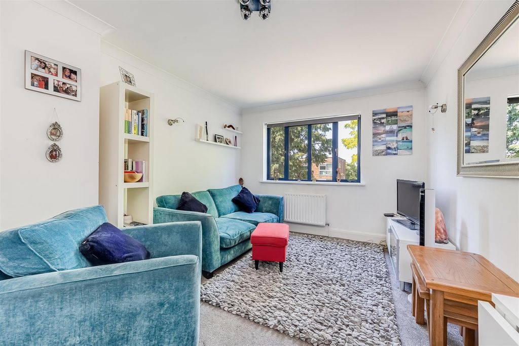 Property photo 2 of 13 Flat--Worcester-Road-Sutton-114.Jpg