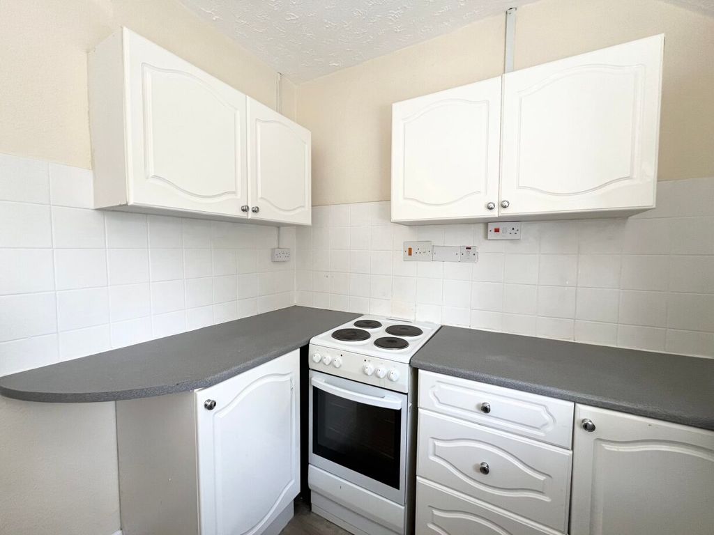 Property photo 2 of 10 Kitchen 2