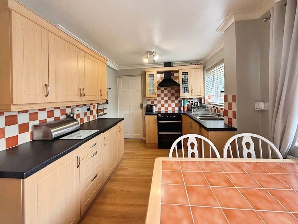 Property photo 3 of 9 Kitchen