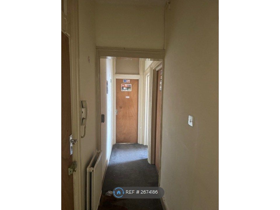 Property photo 3 of 14 Hallway