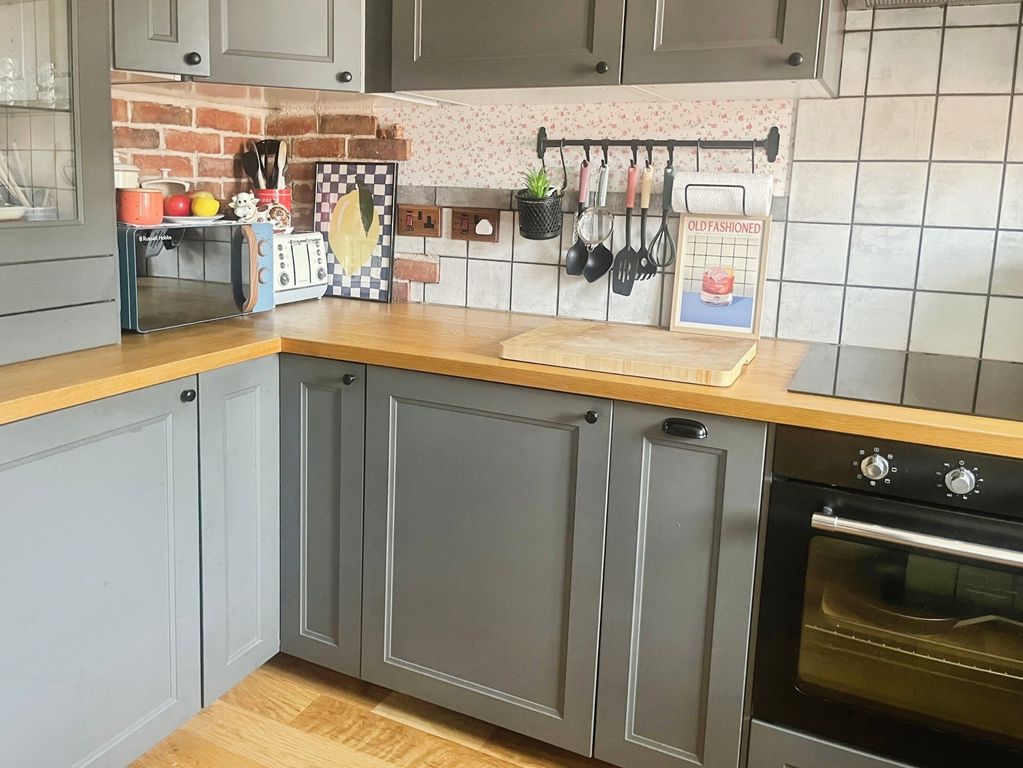 2 bed flat for saleRoyal Close, Basingstoke, Hampshire RG22 photo 5