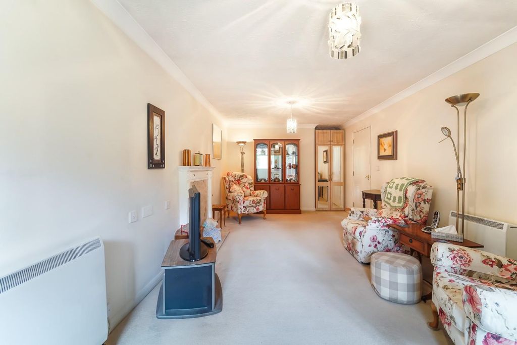 Property photo 3 of 14 Saddlers Court
